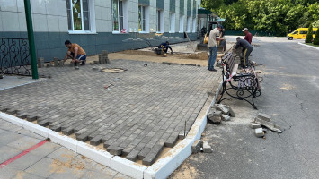 Выполнение ремонтных работ покрытия из брусчатки по центральному фасаду здания ГБУСОВО 